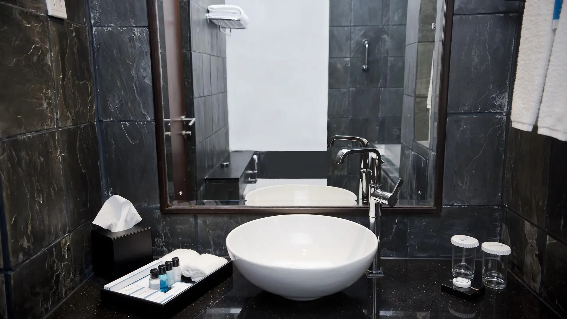 Ocean Edge Suites & Hotel Colombo 4*,  Sri Lanka
