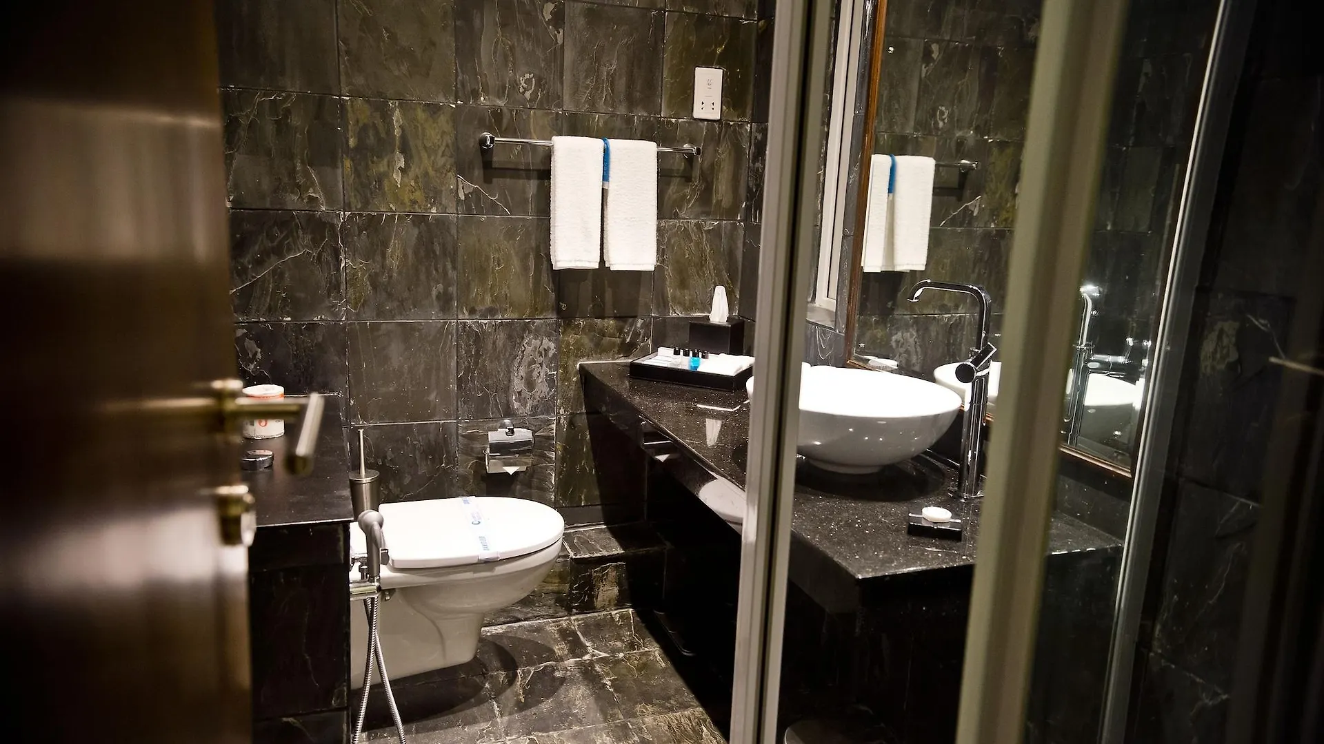 Ocean Edge Suites & Hotel Colombo