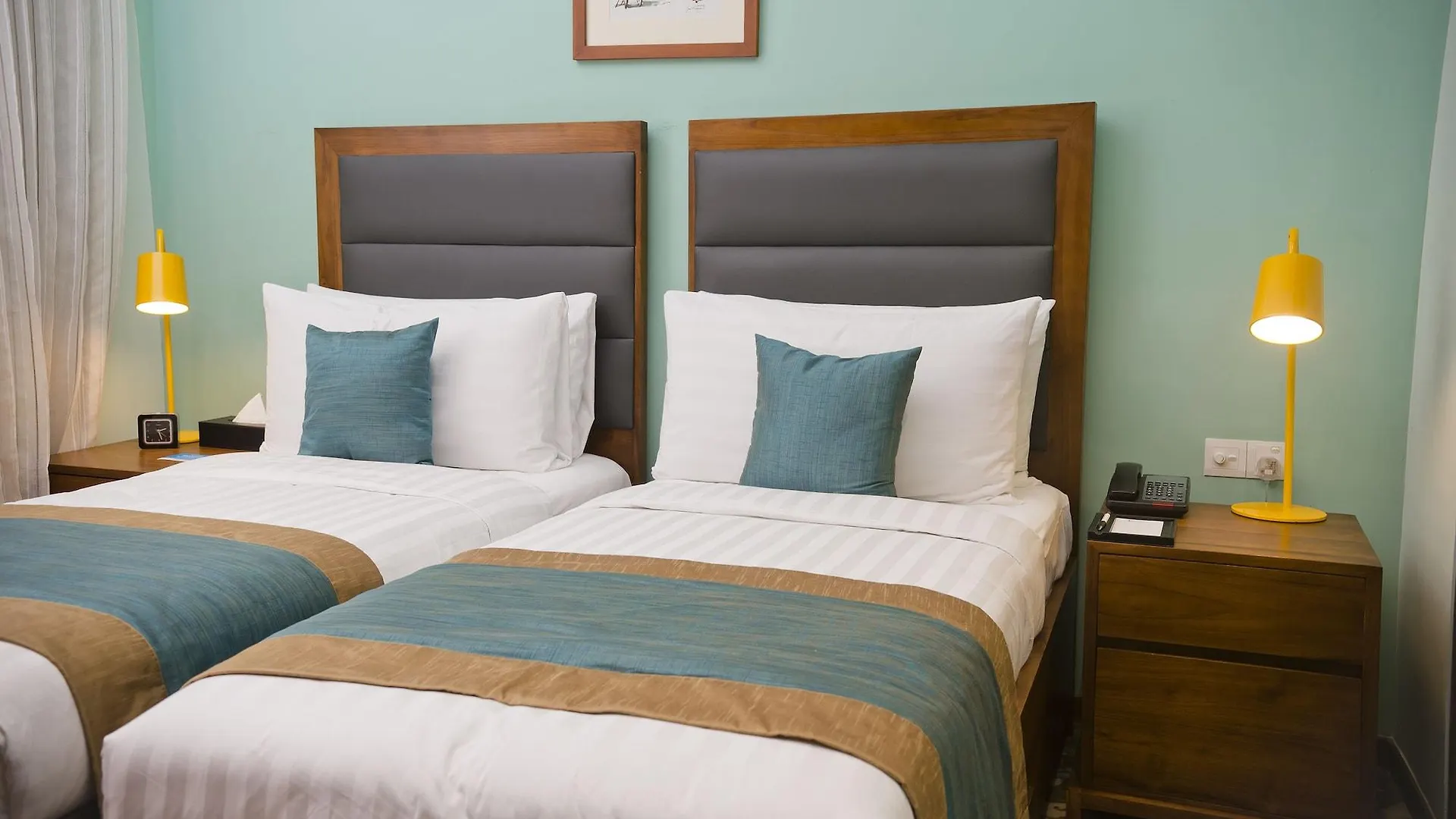 Ocean Edge Suites & Hotel Colombo 4*,
