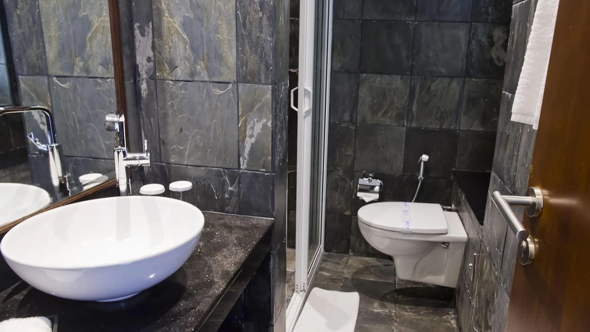 Ocean Edge Suites & Hotel Colombo 4*,