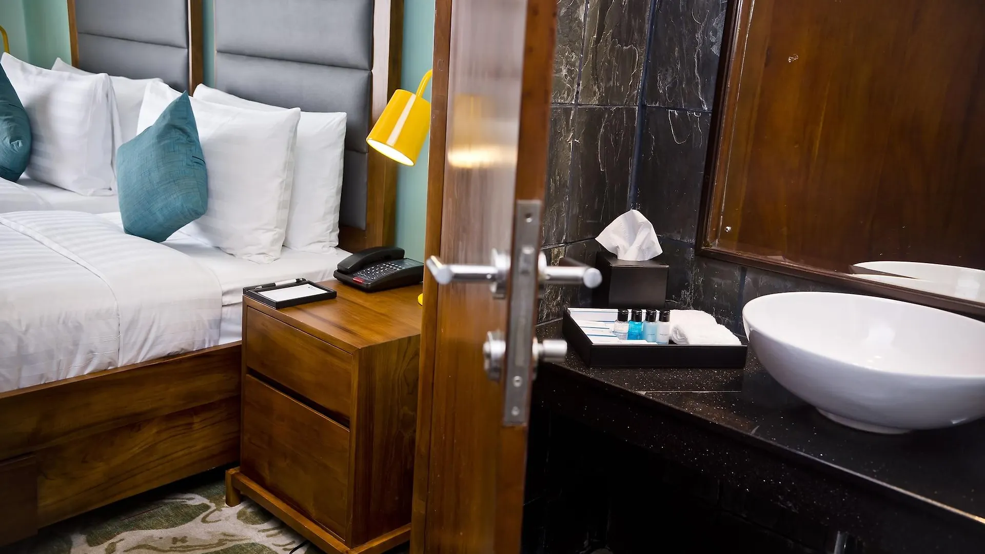 Ocean Edge Suites & Hotel Colombo