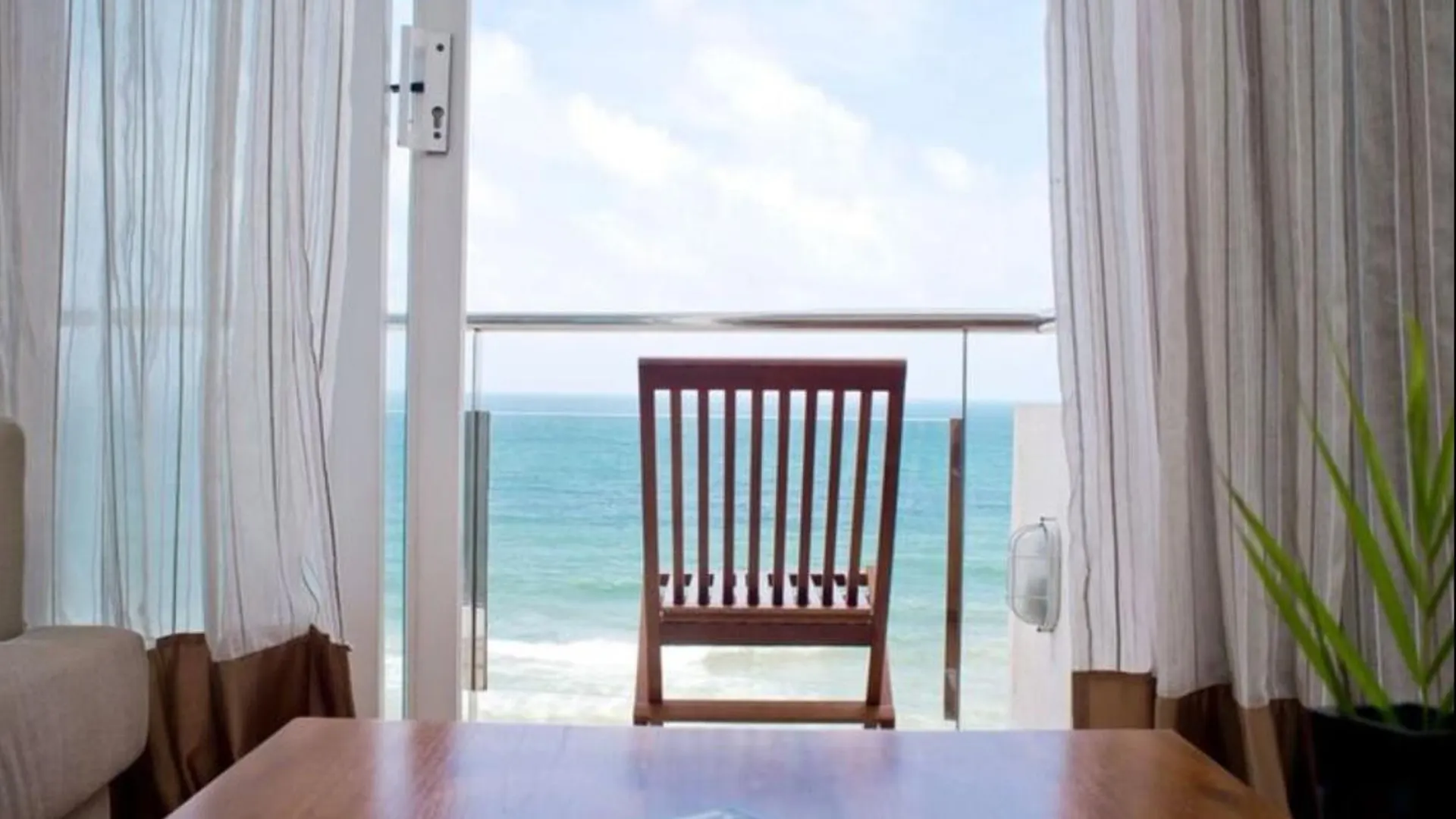 Ocean Edge Suites & Hotel Colombo 4*,  Sri Lanka