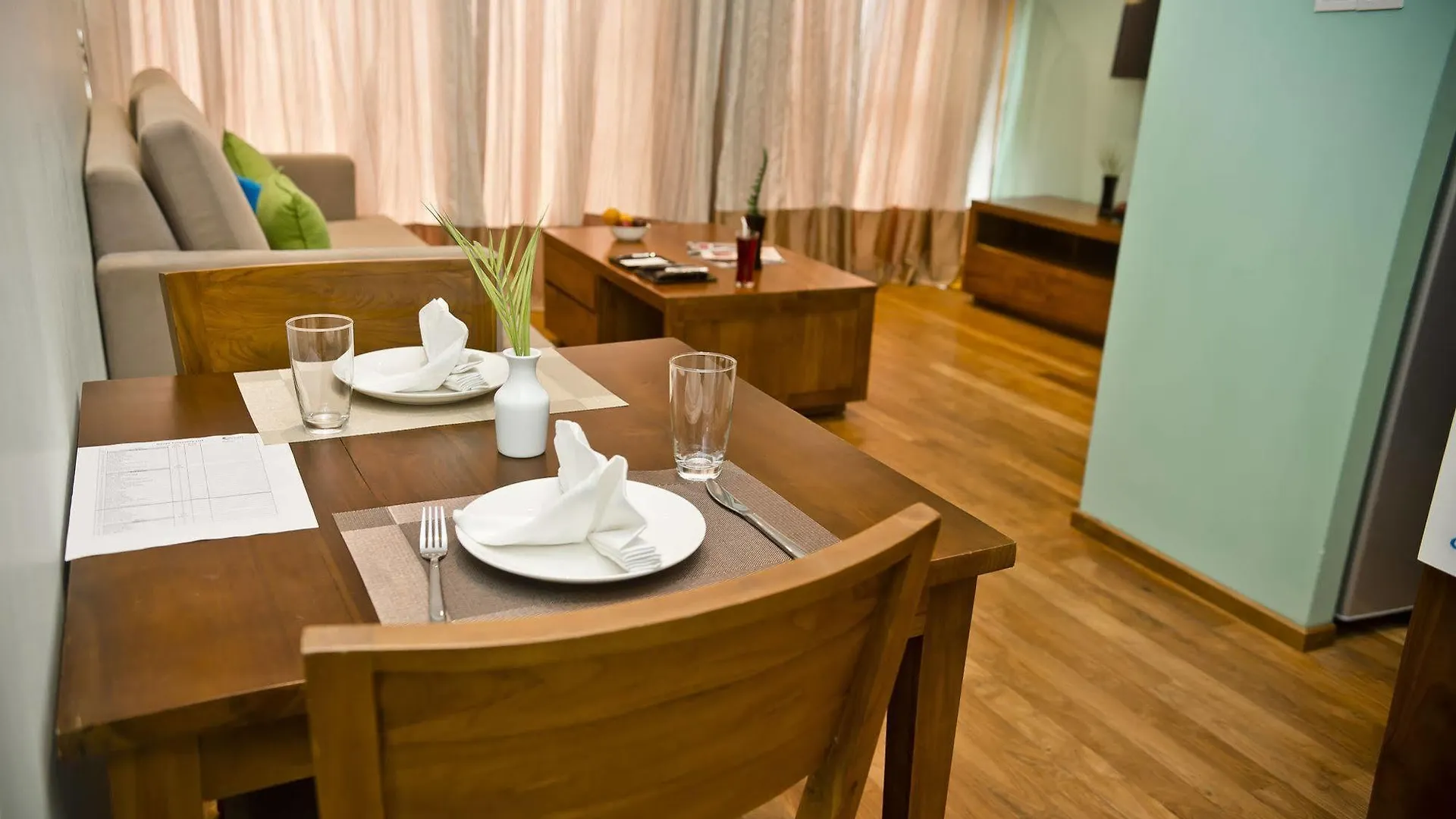 Ocean Edge Suites & Hotel Colombo 4*,